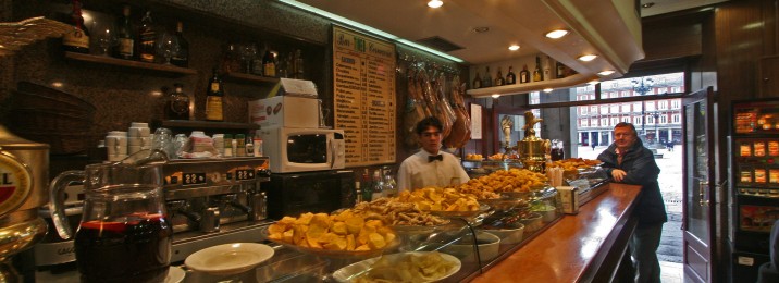1920px-Madrid-Plaza_Mayor-Tapas_bar